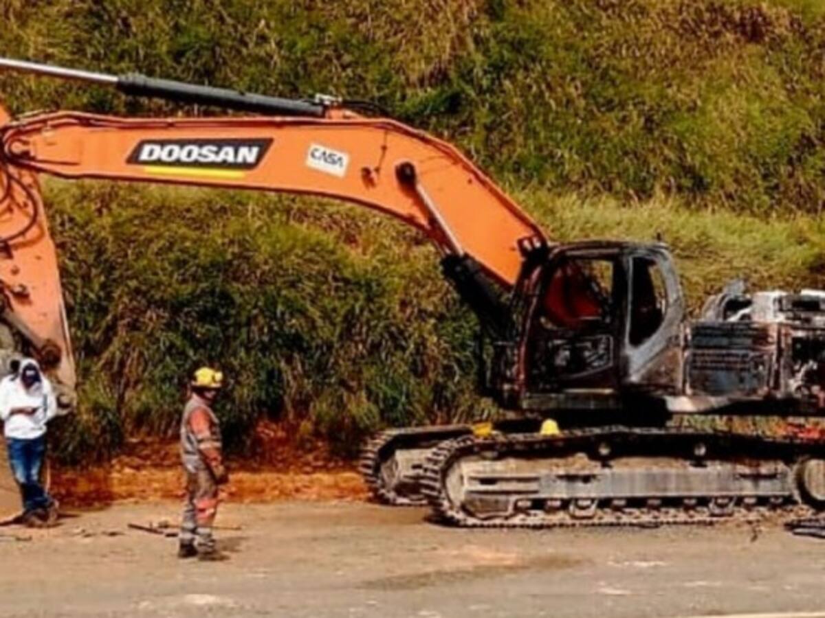 Incinerada maquinaria amarilla de la doble calzada Popayán – Santander de Quilichao