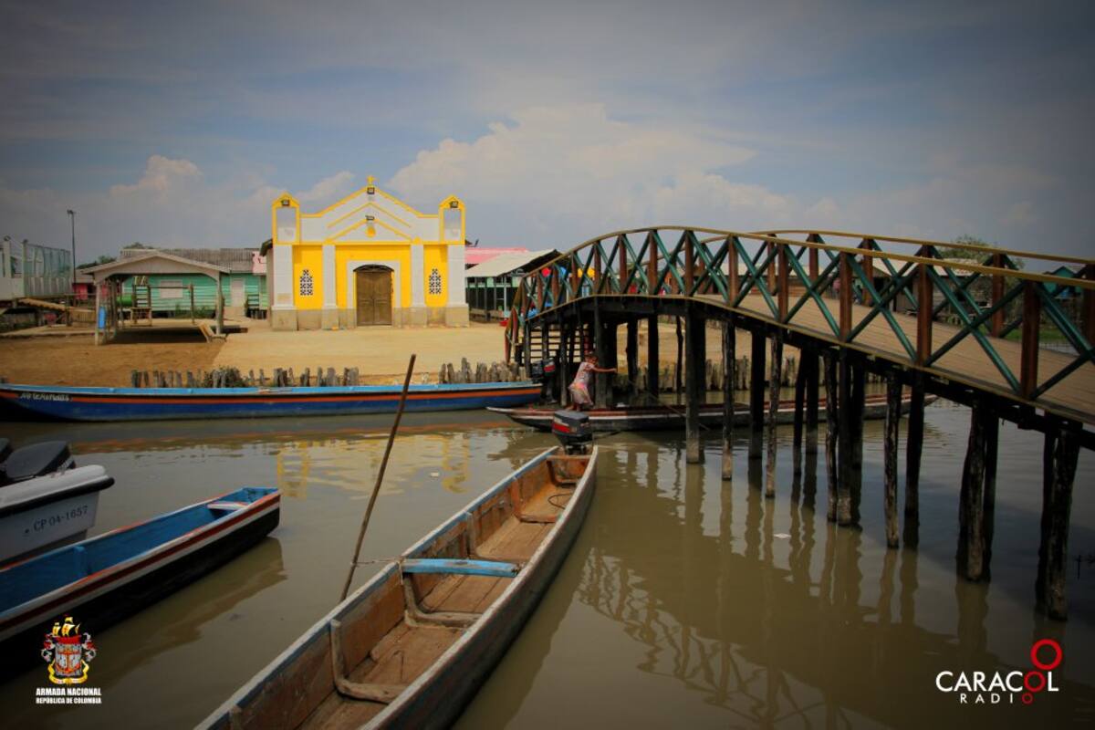 En Nueva Venecia, hay 400 casas de madera pintadas de colores, levantadas sobre troncos en las tranquilas aguas.