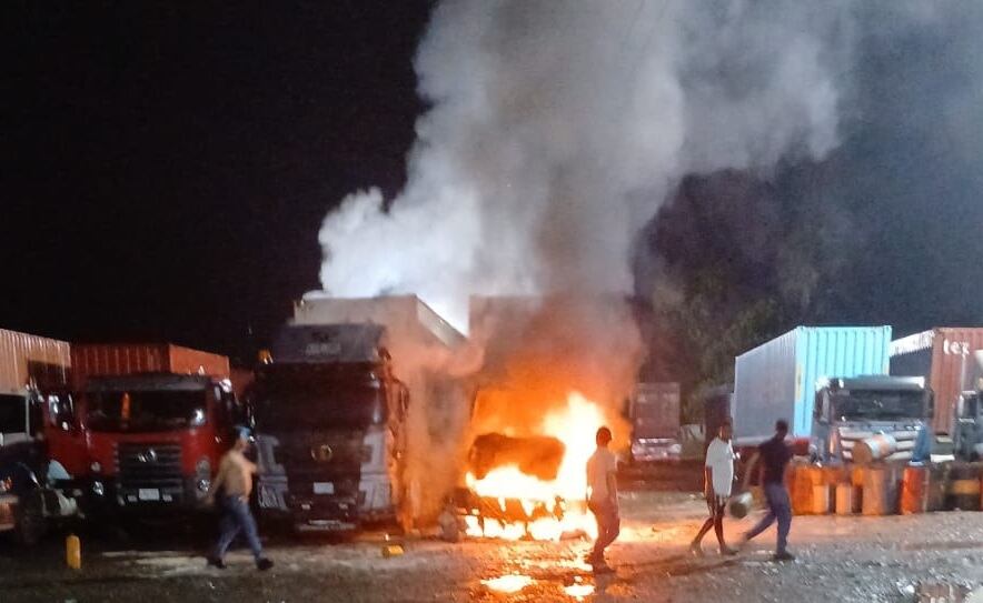 Un conductor herido y seis tractocamiones incinerados en la vía al puerto de Buenaventura, se registró este miércoles 16 de julio.