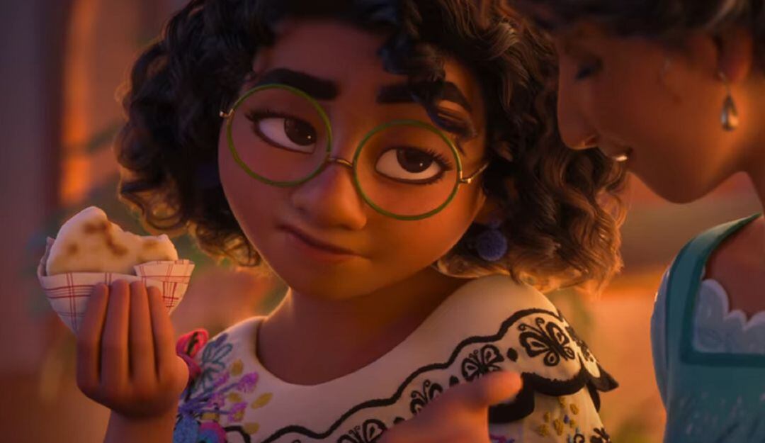 Maribel con una arepa de queso