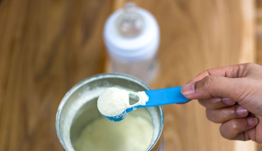 Pediatras piden evitar alimentar a bebés con fórmula casera en EE.UU.