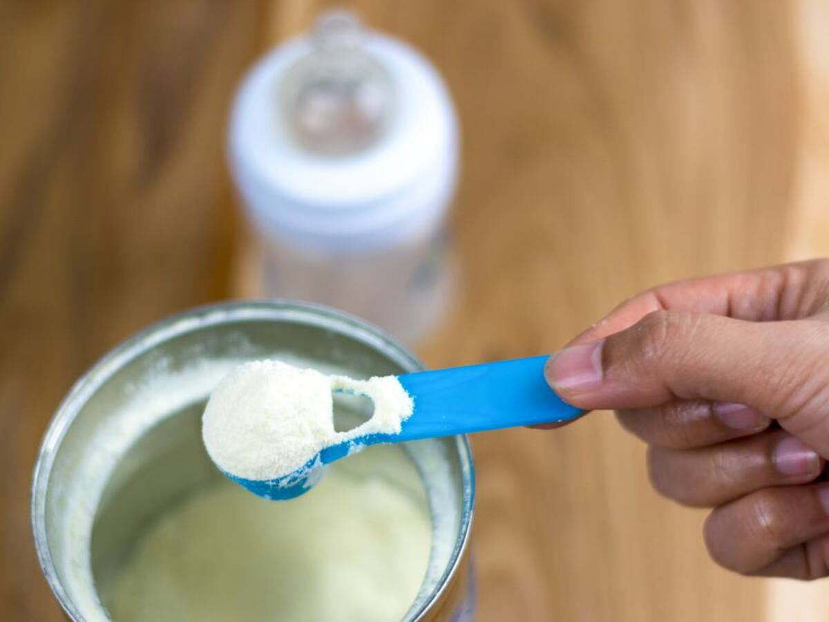 Pediatras piden evitar alimentar a bebés con fórmula casera en EE.UU.