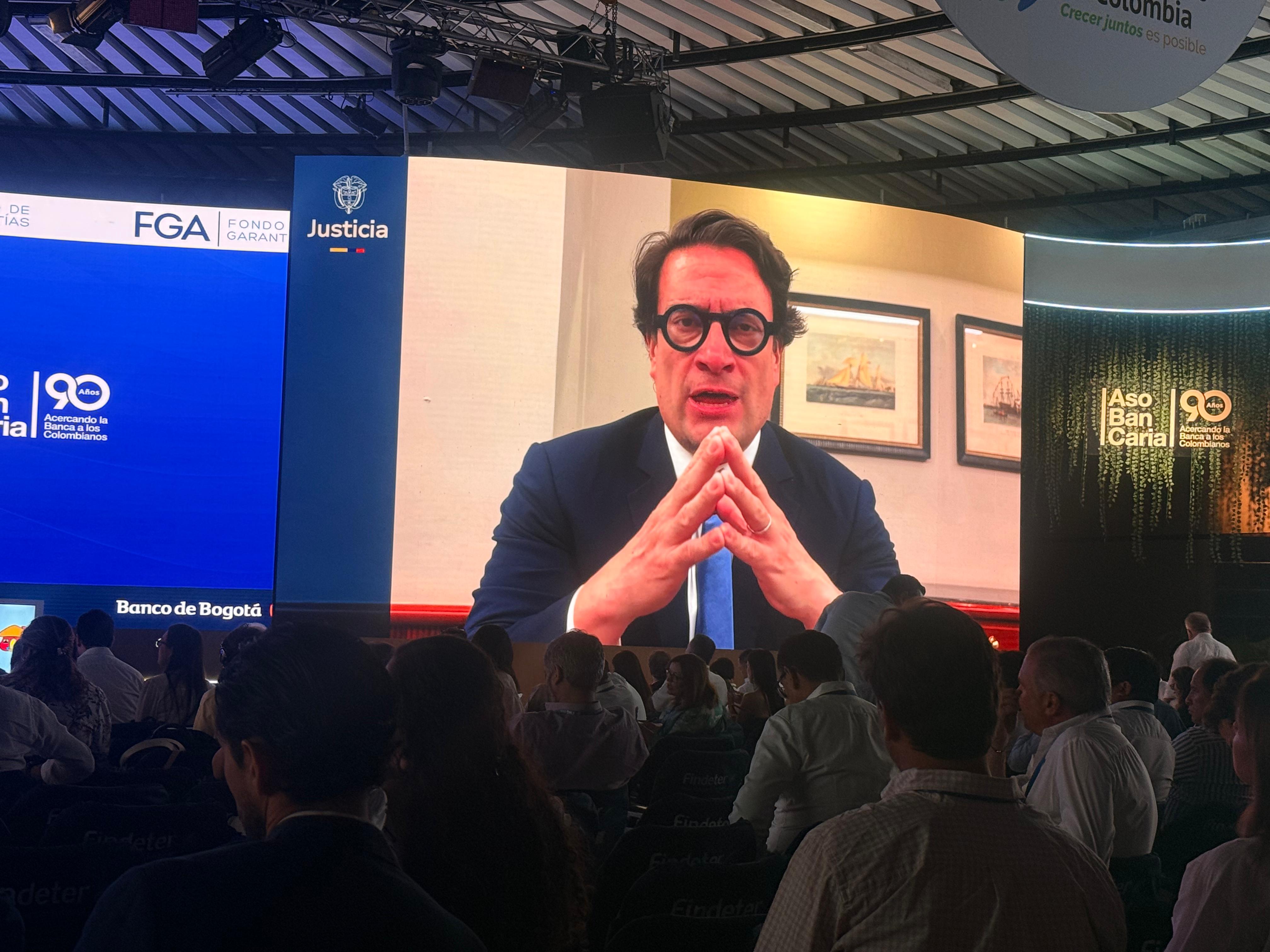 El ministro de Justicia, Iván Cancino, exigió una alianza estratégica con el sector financiero que permita frenar la extorsión en tiempo real.