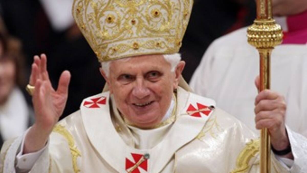 Benedicto XVI habría renunciado al descubrir red de "gays y corruptos" en la Iglesia
