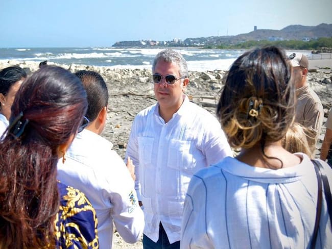 Presidente Iván Duque recorriendo las obras del muelle de Puerto Colombia