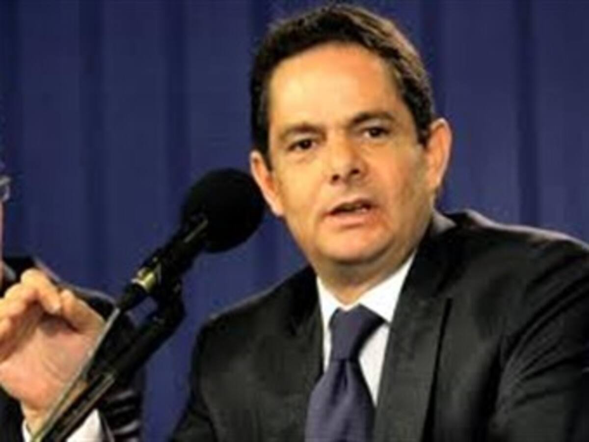 El ministro de Interior calificó de grave que el presidente Santos también haya sido 'chuzado'