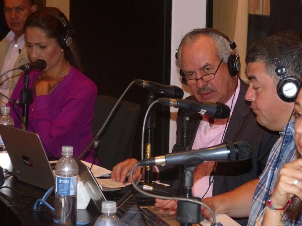 Darío Arizmendi y su equipo desde la ciudad más innovadora del mundo, mostrando lo mejor de Antioquia y sus gentes. Foto: Caracol Radio.