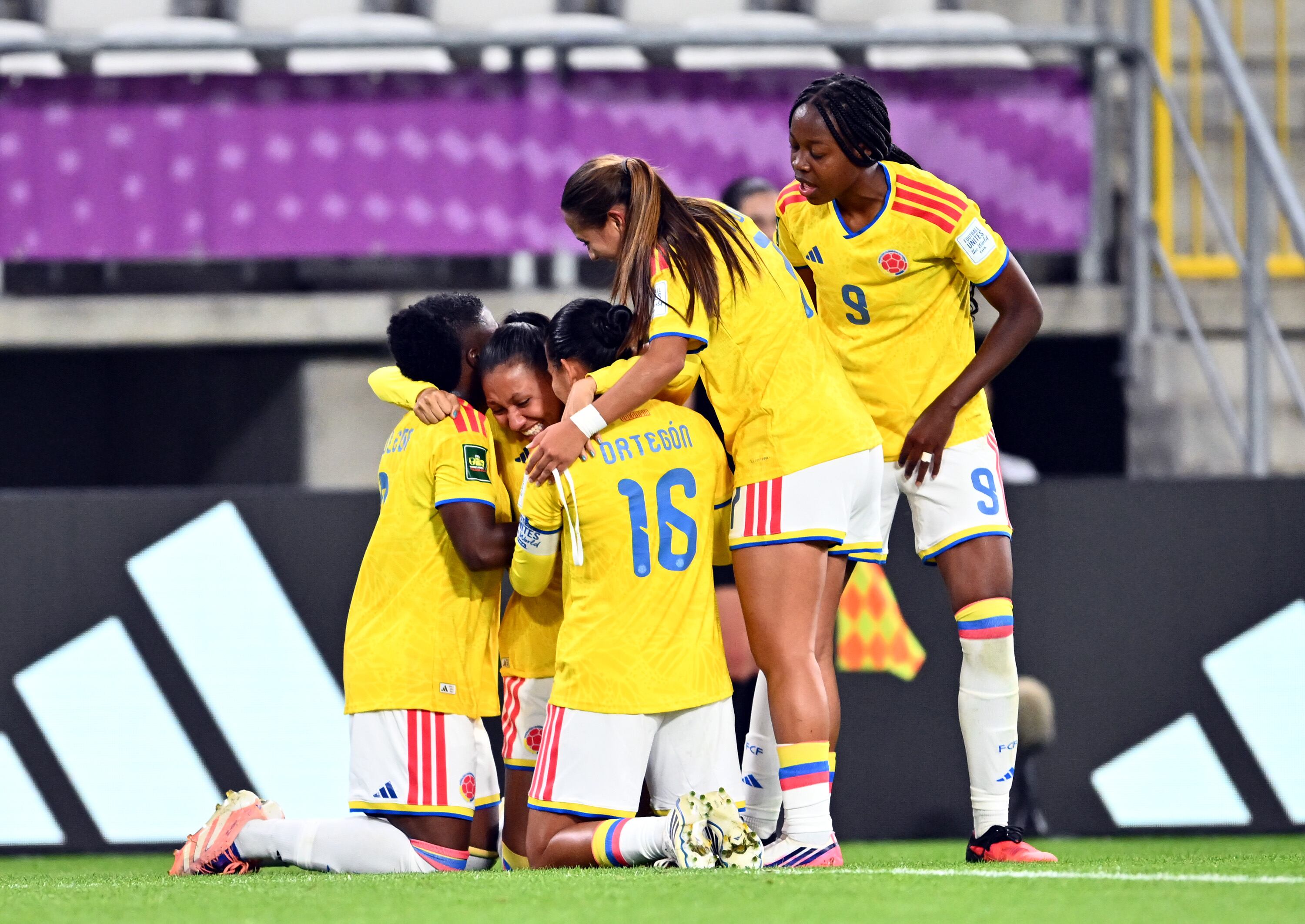 Las jugadoras de la Selección Colombia celebran uno de sus goles ante Costa Rica. (Photo by Mateusz Slodkowski - FIFA/FIFA via Getty Images)