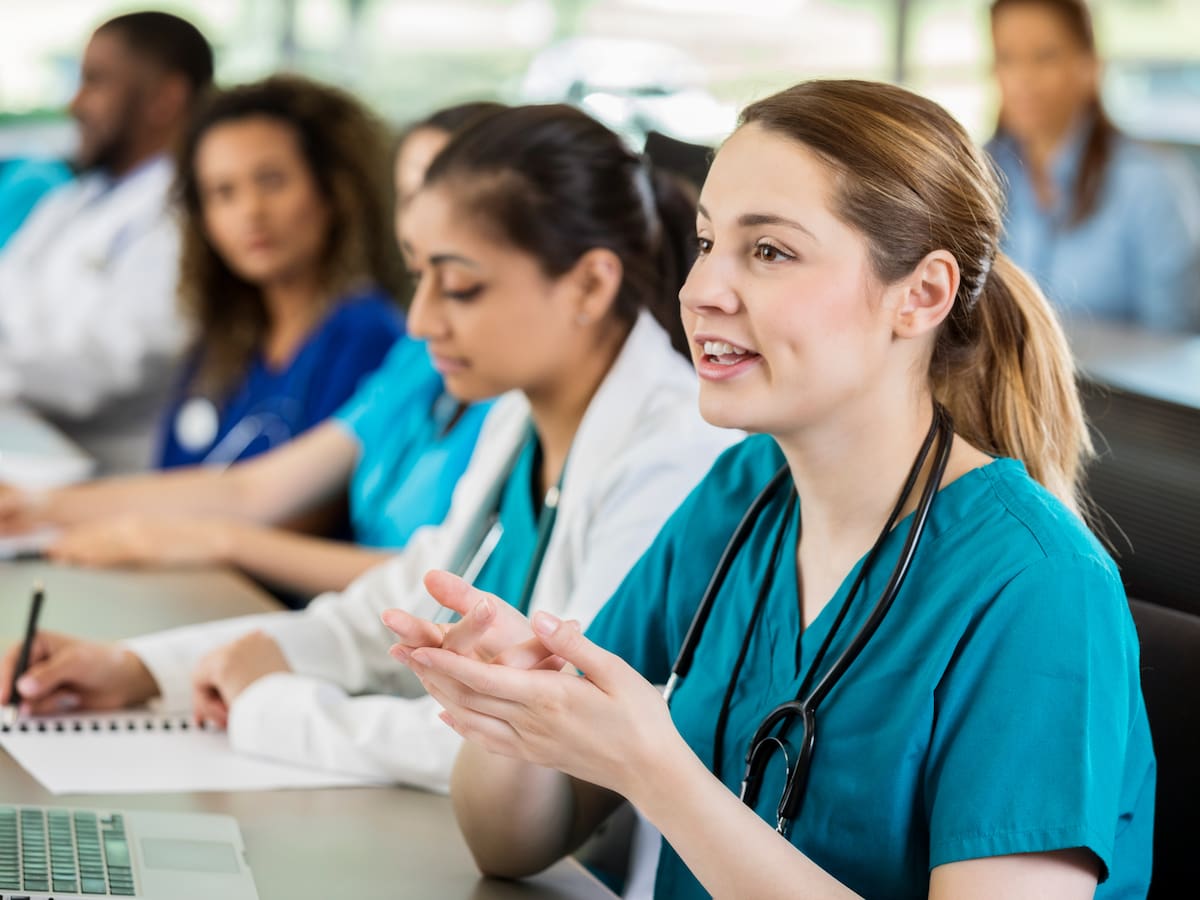 Las mejores 6 carreras de universidades públicas en Colombia, según la IA