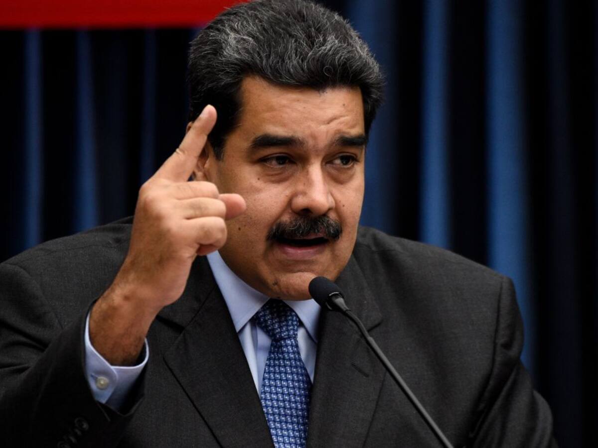 Maduro pide a universitarios defender Venezuela "con las armas en la mano"