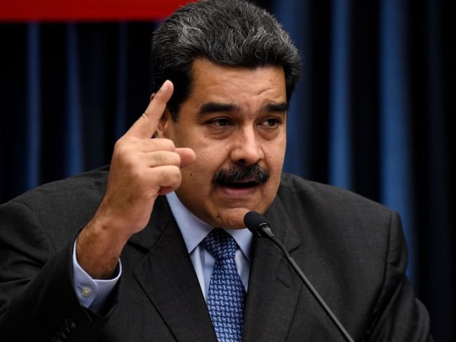 Maduro pide a universitarios defender Venezuela &quot;con las armas en la mano&quot;