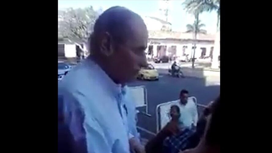 Senador Horacio Serpa casi se va a los golpes en la gobernación de Santander. Foto: Cortesía