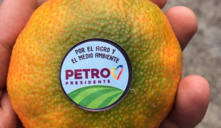 Entrega de frutas en publicidad a Gustavo Petro