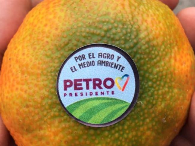 Entrega de frutas en publicidad a Gustavo Petro