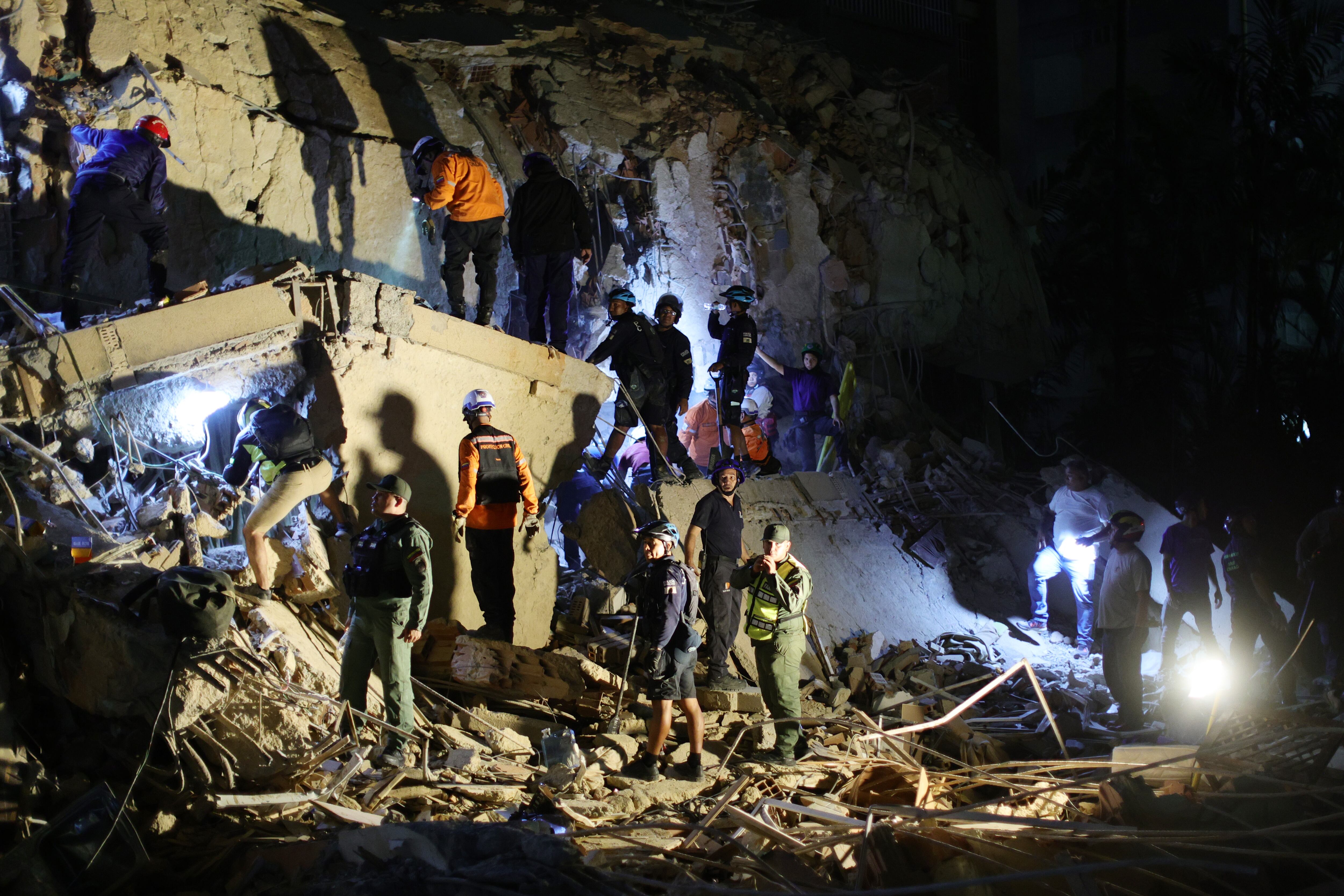 Edificio colapsado por terremoto ocurrido el 24 de junio en Venezuela. Rescatistas buscan sobrevivientes entre los escombros: Getty Images.