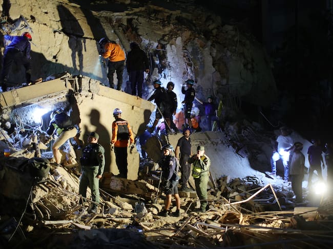 Edificio colapsado por terremoto ocurrido el 24 de junio en Venezuela. Rescatistas buscan sobrevivientes entre los escombros: Getty Images.