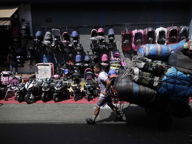 AME3008. LIMA (PERÚ), 18/07/2024.- Fotografía fechada el 22 de diciembre de 2022 de vendedores ambulantes en una calle de Lima (Perú). Una de cada dos personas que trabaja en América Latina y el Caribe lo hace en la informalidad, una situación que supera el 70 % en la mayoría de los países de la región, con Bolivia por encima del 80 %, y solo tiene sus menores tasas en Chile y Uruguay, donde llega al 24 %, informó este jueves la Organización Internacional del Trabajo (OIT). EFE/ Bienvenido Velasco