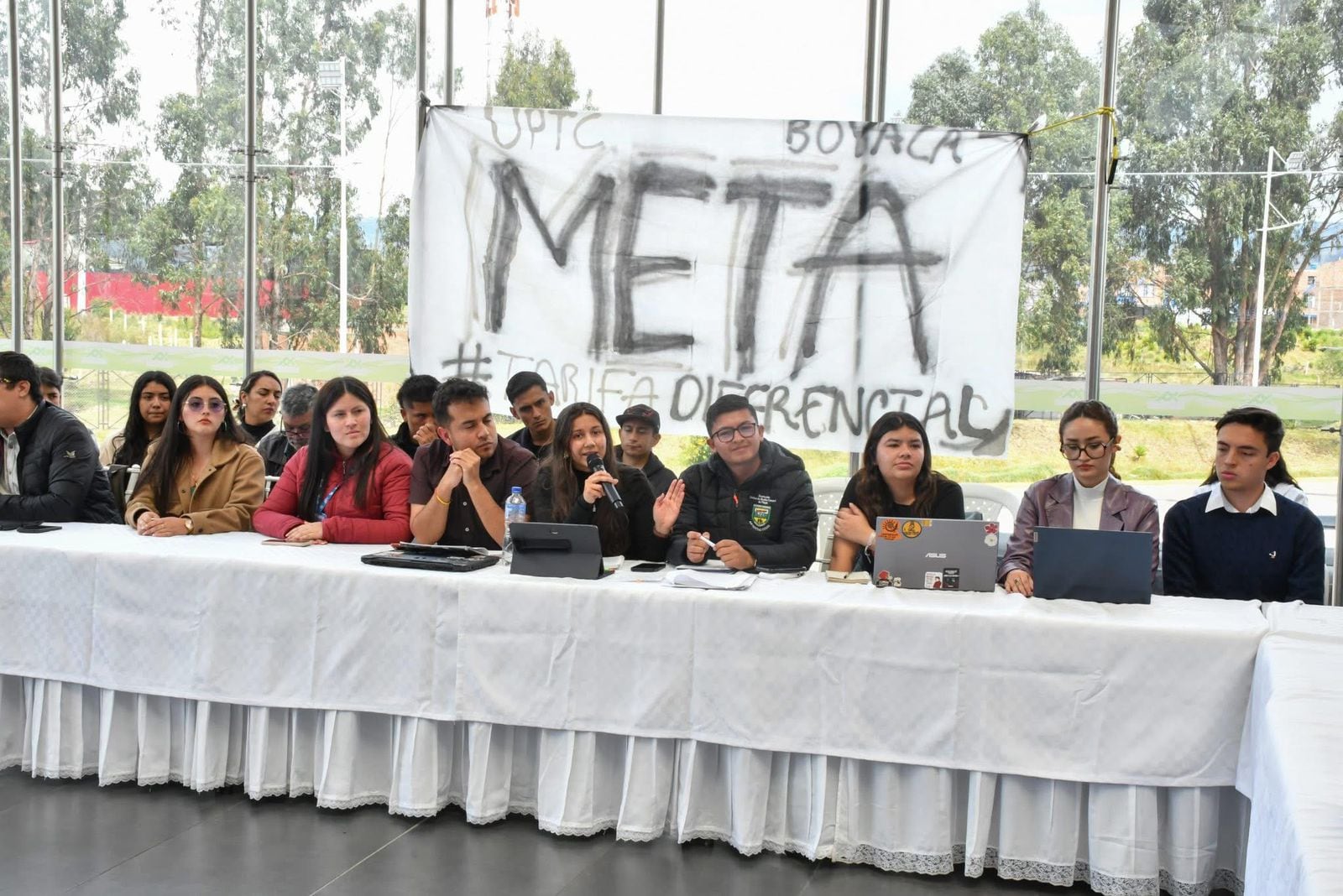 Los líderes estudiantiles de educación superior esperan que la mesa de diálogo se adelante en la Terminal de Transporte de Sogamoso, Boyacá / Foto: Caracol Radio.