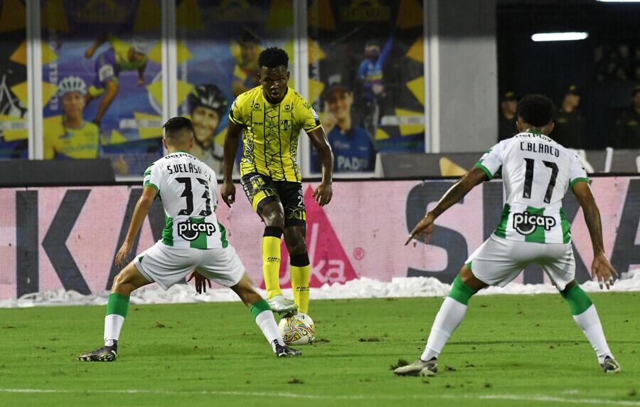 Alianza Petrolera y Atlético Nacional enfrentados por el partido de ida de los cuadrangulares de la Liga Colombiana / Colprensa