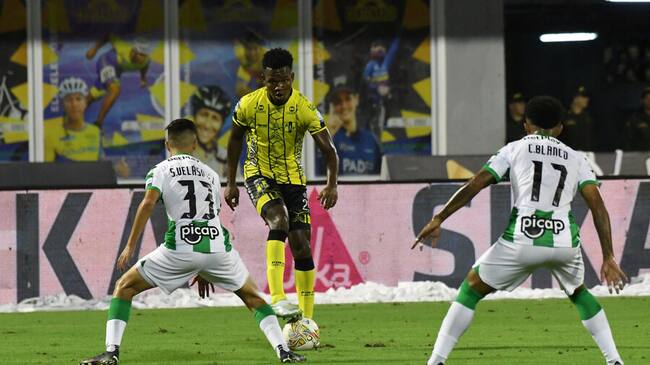 Alianza Petrolera y Atlético Nacional enfrentados por el partido de ida de los cuadrangulares de la Liga Colombiana / Colprensa