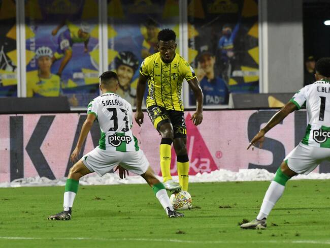 Alianza Petrolera y Atlético Nacional enfrentados por el partido de ida de los cuadrangulares de la Liga Colombiana / Colprensa