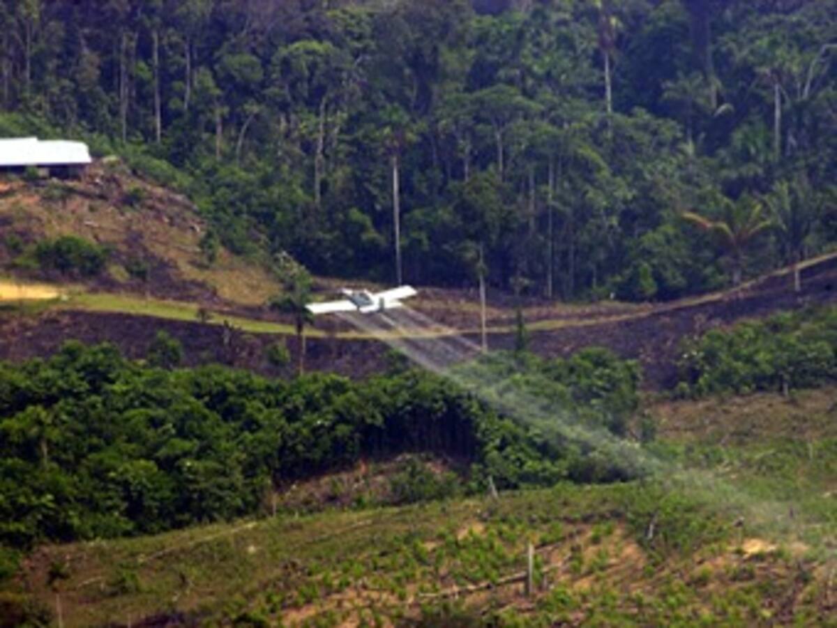 Colombia entregará 15 millones de dólares a Ecuador por fumigaciones con glifosato