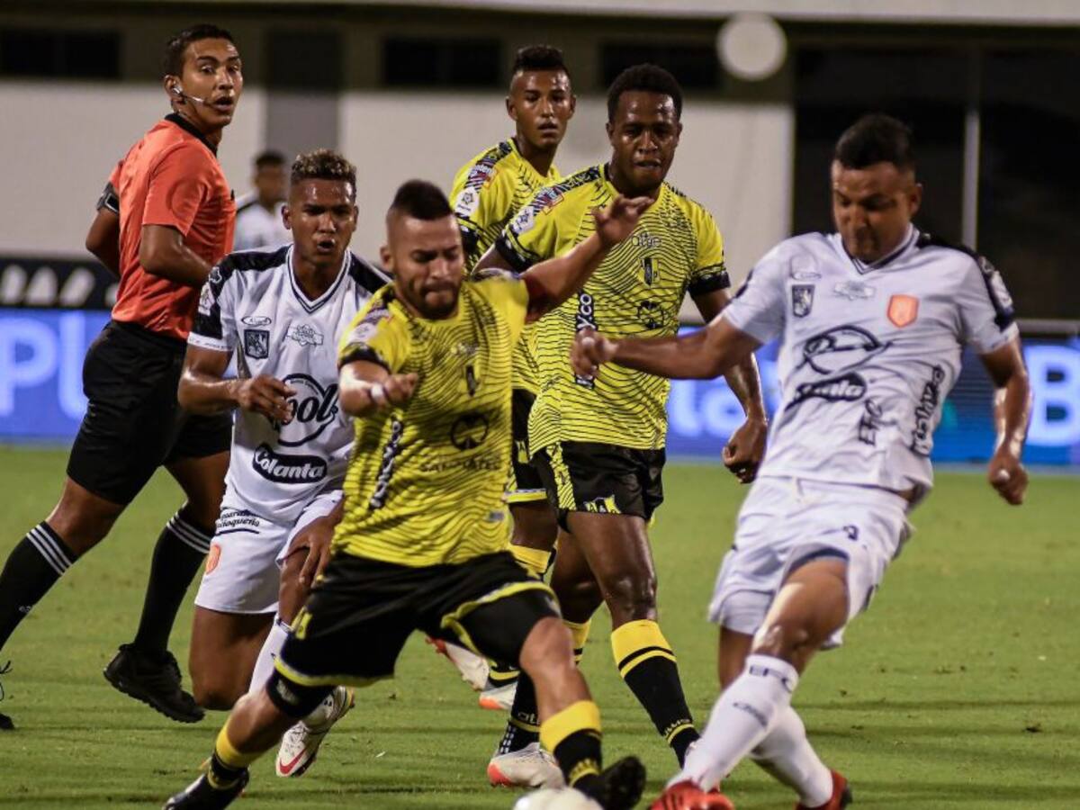 Con diez jugadores y en el último minuto, Envigado rescató un punto