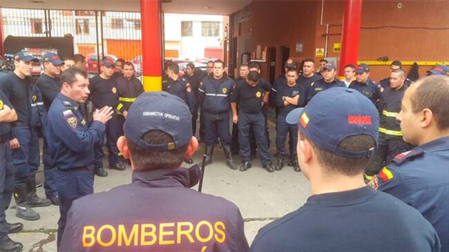 Bomberos de Bogotá. Foto: http://bogota.gov.co/content/gobierno-seguridad-y-convivencia/bogota-se-solidariza-con-el-pueblo-ecuatoriano-y-envia-equipo-de-rescatistas