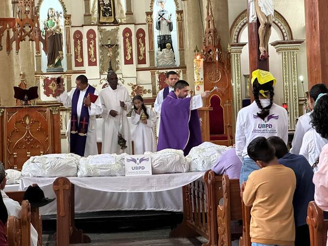 Los cuerpos fueron custodiados por el párroco de Anorí, Antioquia. Foto: Unidad de Víctimas.