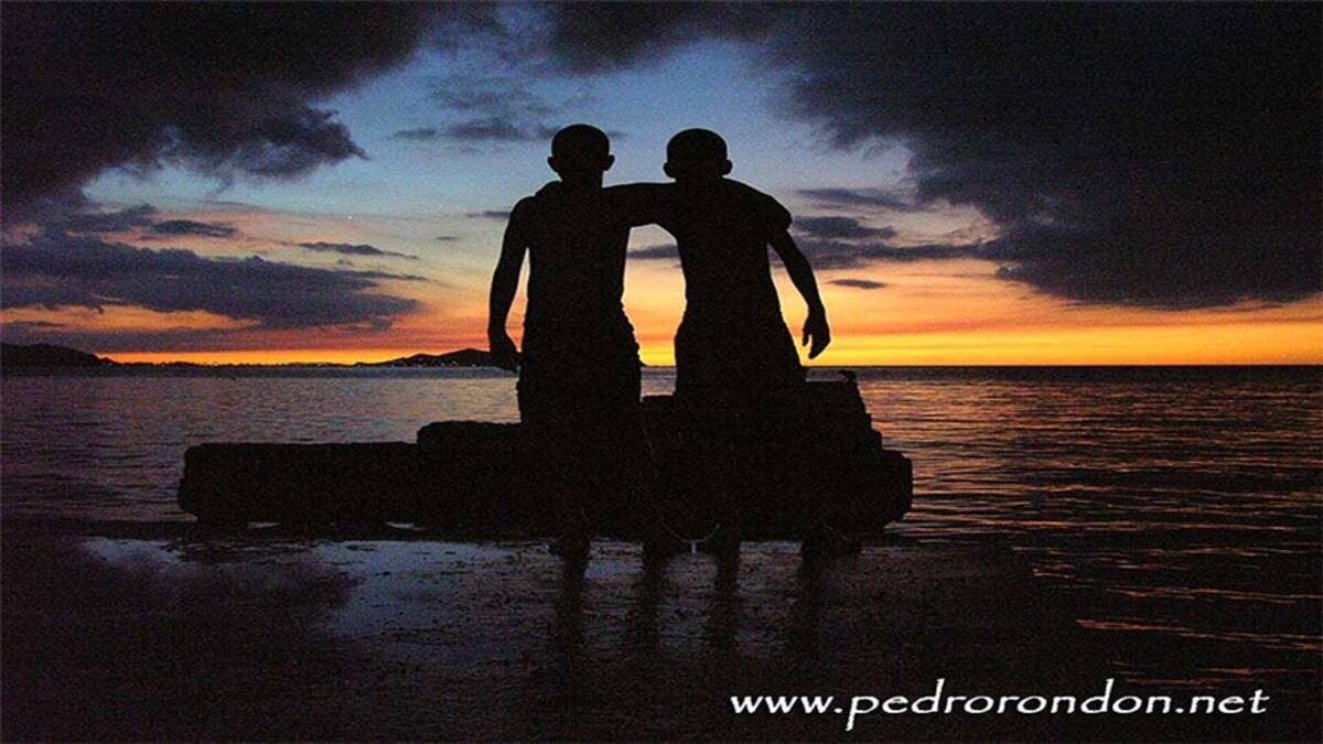 César Santiago Linares Cervantes nos manda esta curiosa imagen de Tere y Chava, amigos que son pareja, reflejados en los lentes de Juan.