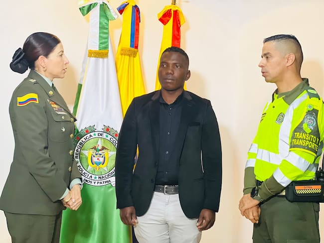 Patrullero Jhon Favio Largacha y la comandante de la Policía Metropolitana de Bogotá, general Sandra Hernández. Cortesía: Mebog.