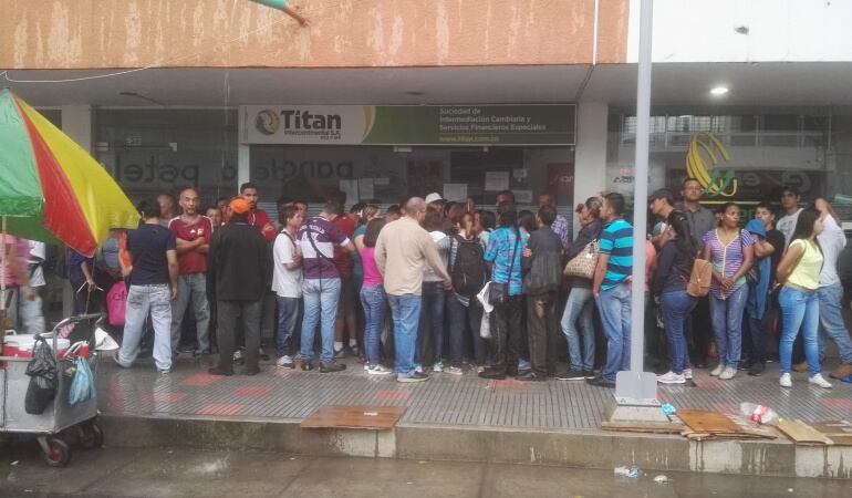 Filas de venezolanos reclamando giros internacionales