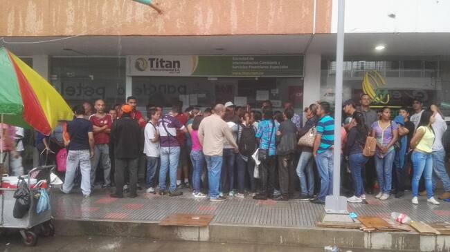 Filas de venezolanos reclamando giros internacionales