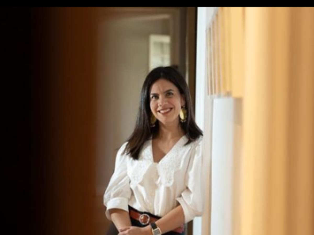 La empresaria colombiana María Macías brilla en el mundo del arte con su consultoría Artizense