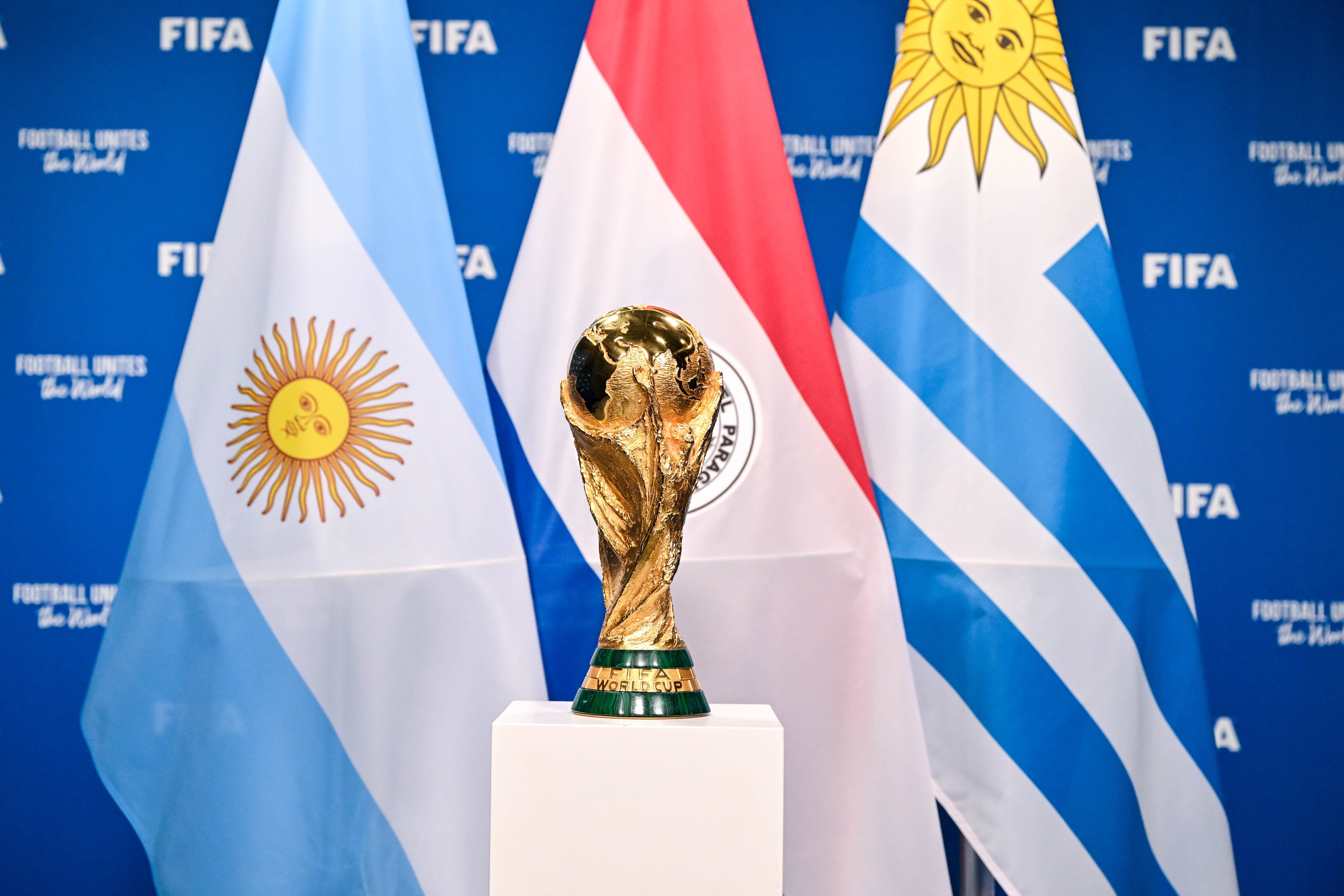 Banderas de los países sedes del Mundial del 2030 en la celebración del centenario: Uruguay, Argentina y Paraguay según lo designado por la FIFA / Getty Imágenes