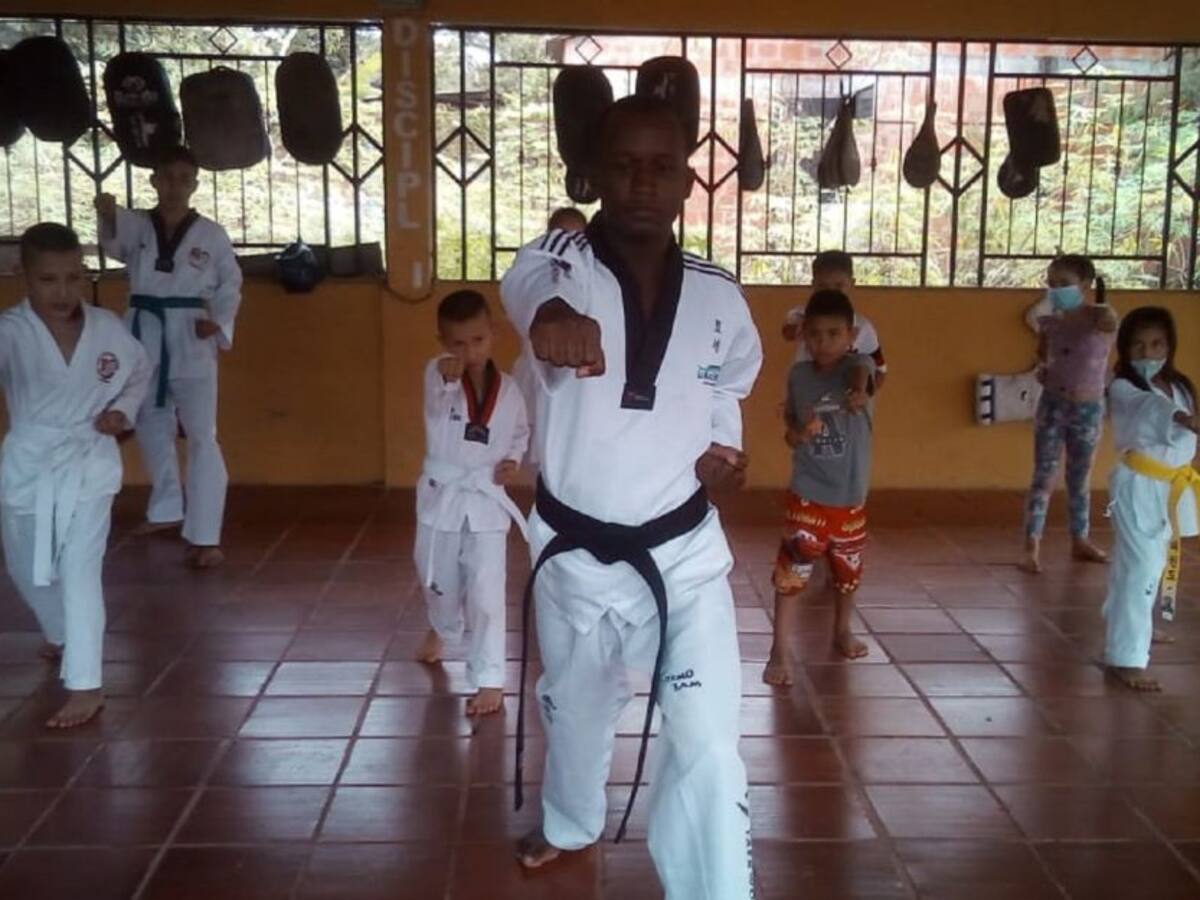 Soldado enseña taekwondo para blindar a niños del reclutamiento ilegal