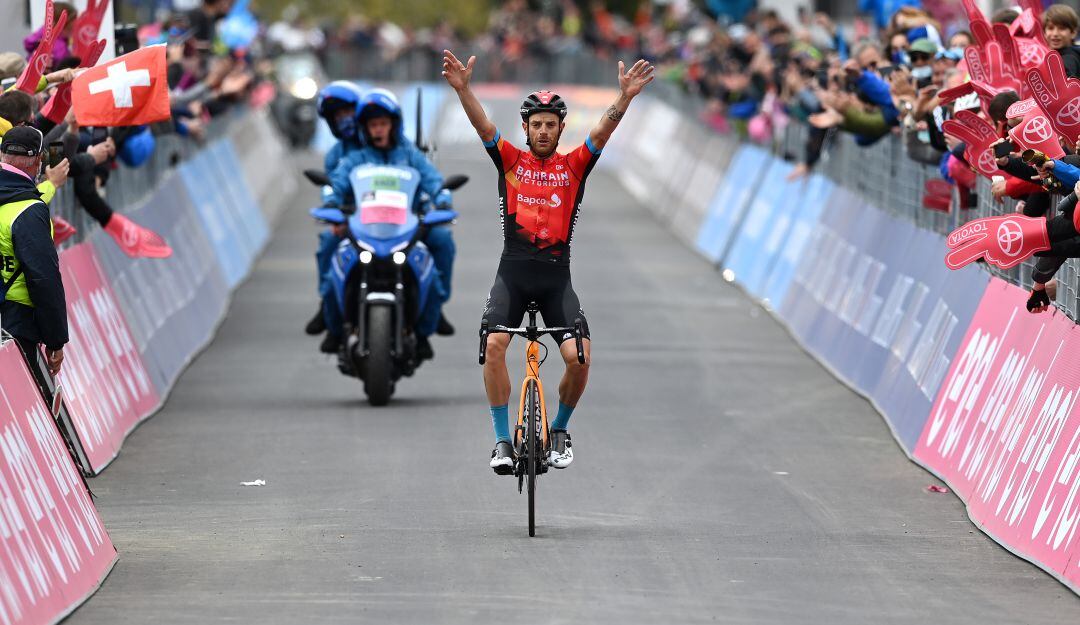 Damiano Caruso festeja la victoria en la etapa 20.