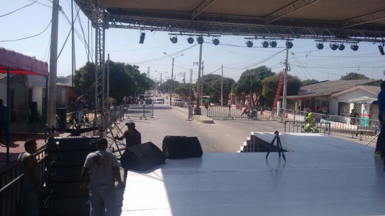 Preparativos para la posesión de Alejandro Char en el barrio El Bosque.