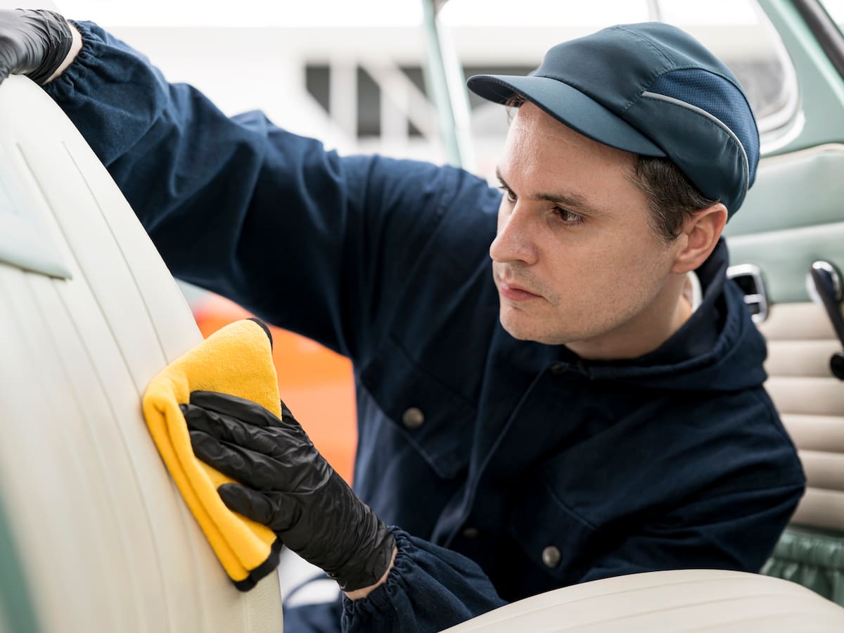 Esta es la mejor mezcla para acabar con el mal olor del tapizado de un carro: paso a paso