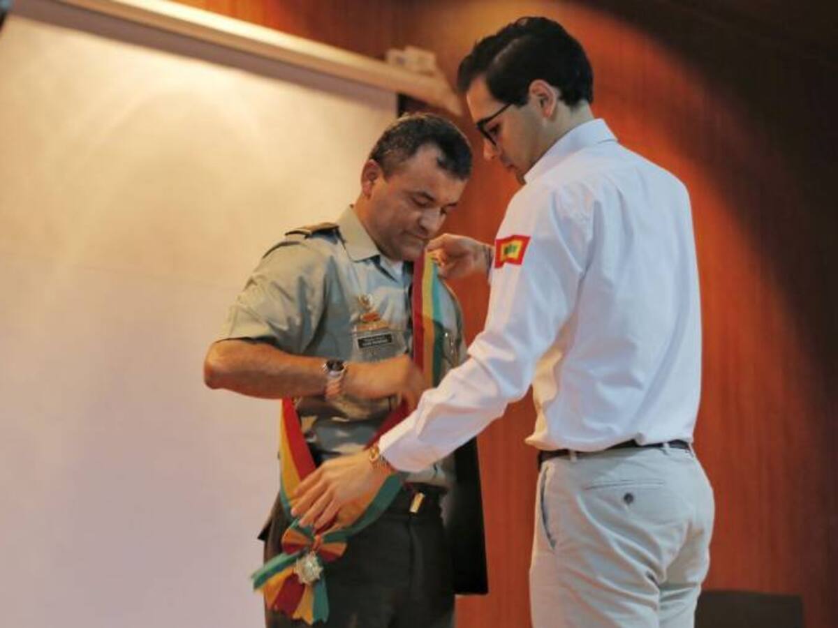 Alcalde (e) de Cartagena condecoró a su esquema de seguridad