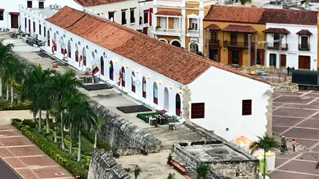 El alcalde encargado de Cartagena, Sergio Londoño, dijo que con la izada de la bandera de la diversidad se busca incentivar la tolerancia y el respeto. Foto: Leidys Rivero (W Radio)