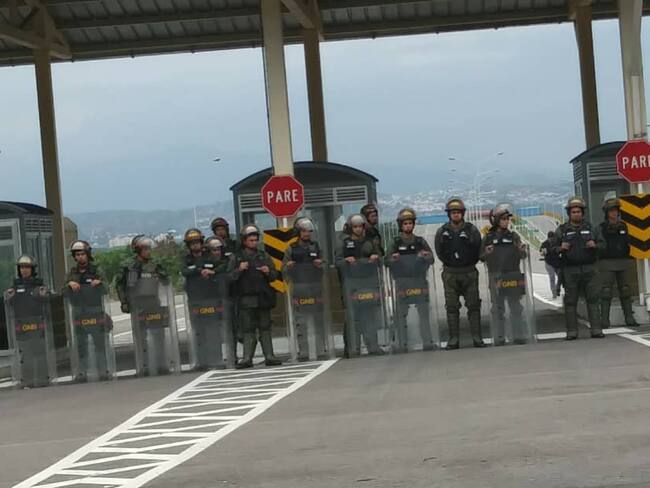 Militarización por Venezuela en puente Tienditas 