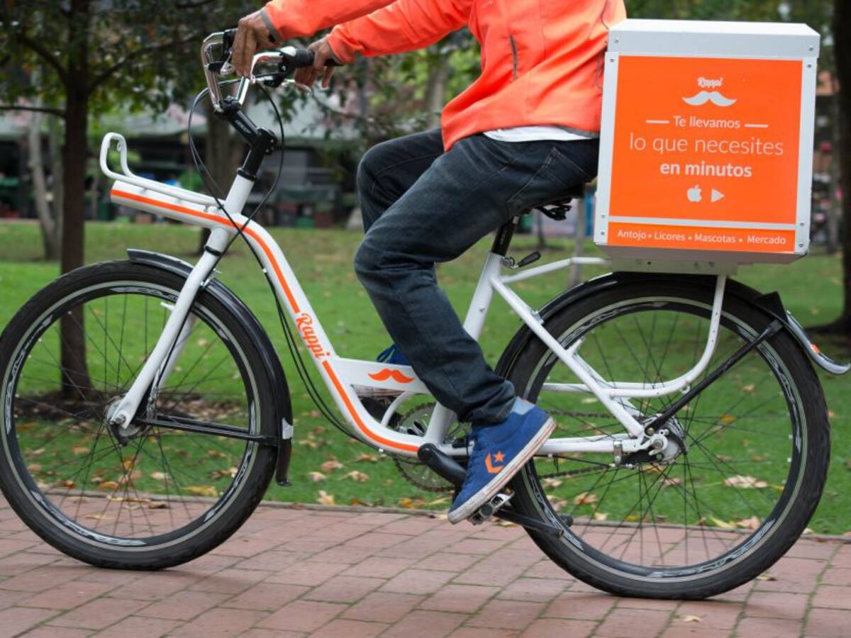 (VIDEO) Domiciliario dejó el pedido y de paso se robó una bicicleta