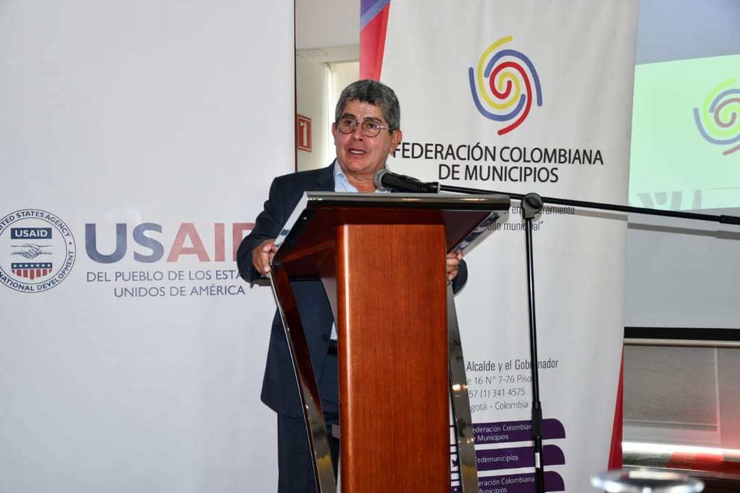 Una solución a mediano y largo plazo es que los municipios creen estructuras que se especialicen en el manejo de la problemática migratoria, y se desarrollen programas en materia de salud, educación, vivienda, y estabilidad económica.