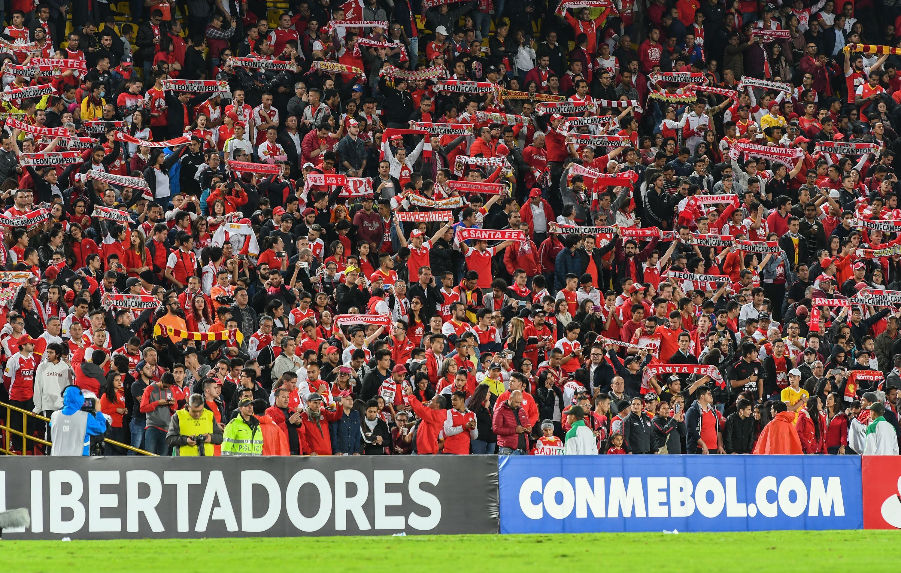 Hinchas de Santa Fe hablan sobre el mal momento del equipo.