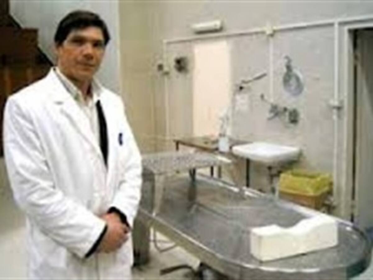 Embalsamador de papas habría visitado Cuba para preparar restos de Chávez: ABC de España