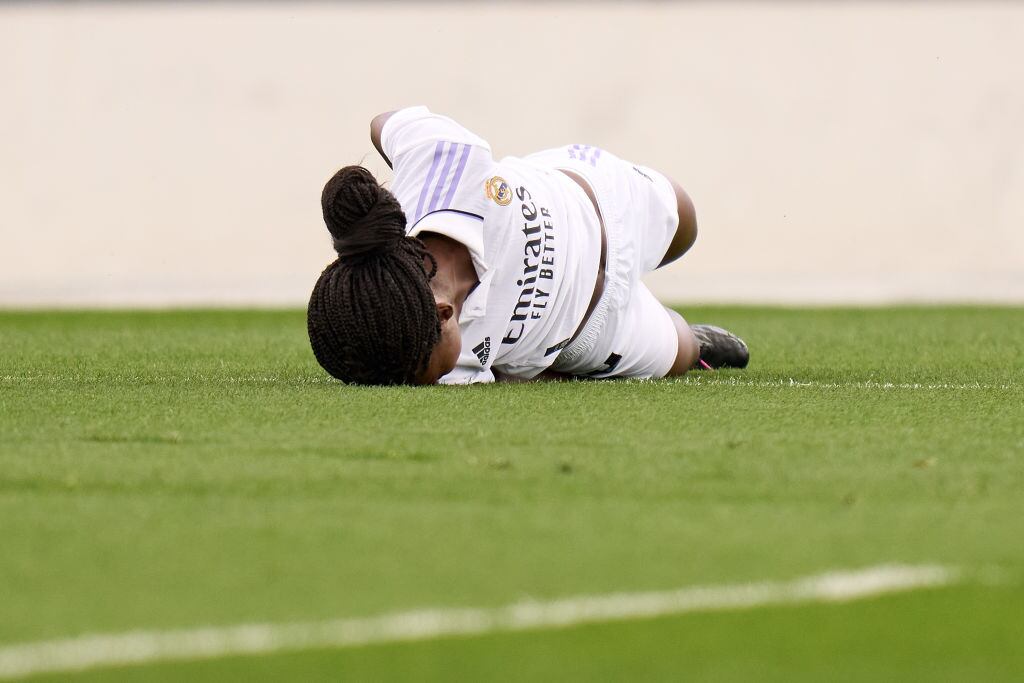 Linda Caicedo luego de recibir una fuerte entrada que terminó sacándola del partido ante el Tenerife por la Liga Femenina (Photo by Angel Martinez/Getty Images)