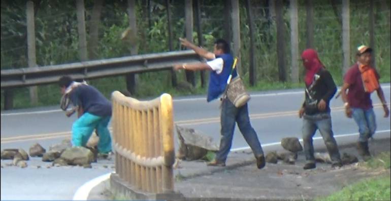 Autoridades de Caldas y viajeros denuncian que manifestantes de la minga indígena en este departamento lanzaron piedras y palos para bloquear la carretera Panamericana. 