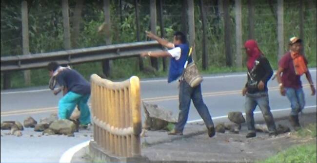 Autoridades de Caldas y viajeros denuncian que manifestantes de la minga indígena en este departamento lanzaron piedras y palos para bloquear la carretera Panamericana.