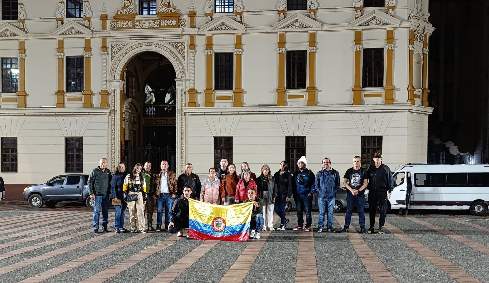 Grupo de sobrevivientes y funcionarios de la gobernación antes de viajar a Arboleda a conmemorar los 25 años de la toma guerrillera.